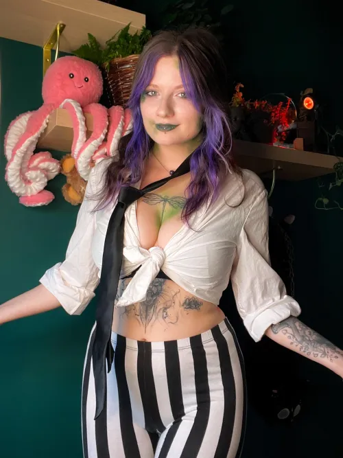 Thumbnail Exploring Beetlejuice Costumes: Littlest_Fern's Unique Perspective in NSFW Costumes Category