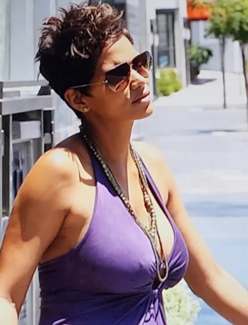 Thumbnail Halle Berry's Pregnancy Journey in 2013: A Celeb Spotlight by Minute-Criticism1310