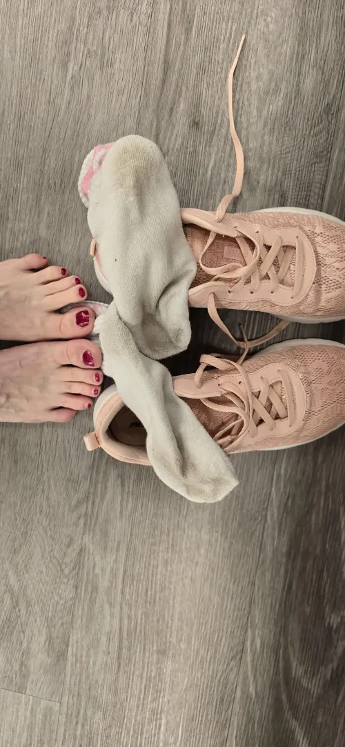 Thumbnail Tips to Clean Very Dirty Feet and Socks After Gym Workout by SallyXOXO83 in Socksgonewild Category