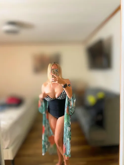 Thumbnail Escort a Stylish MILF at the Beach | booty-blonde