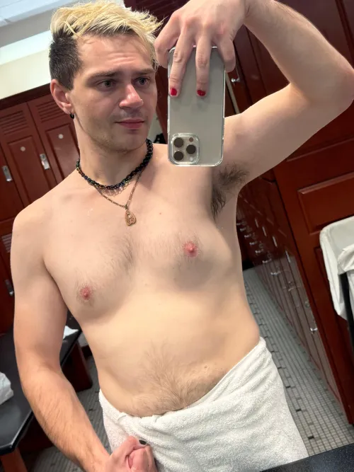 Thumbnail Authenticity: RehcrikT's Gym Selfie Journey on gaybrosgonemild