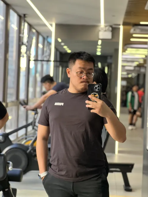 Thumbnail Cheeky Gym Moments: A Playful Snapshot - kennethtong_