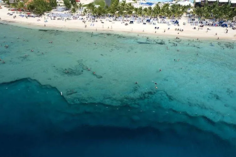 Thumbnail Grand Turk's Beauty at Turks and Caicos Beach