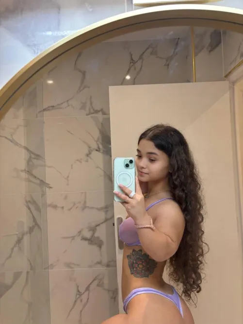 Thumbnail Discovering the Cutest MirrorSelfie Pose by BabeCandyGlimpse