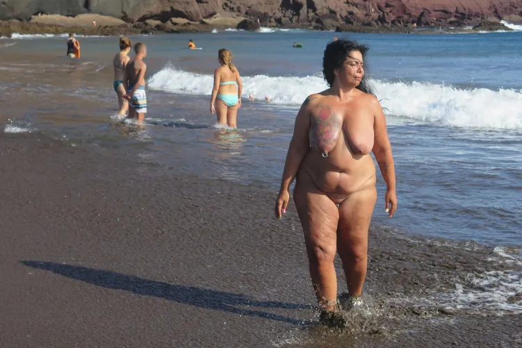 Thumbnail Embracing Naturism: Walking Naked with BBWnudists