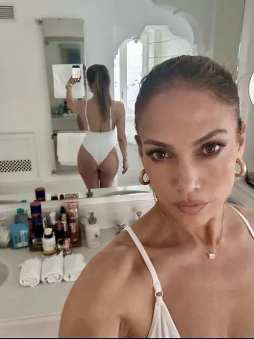 Thumbnail Jennifer Lopez's Iconic CelebrityButts Shots | Scarface112