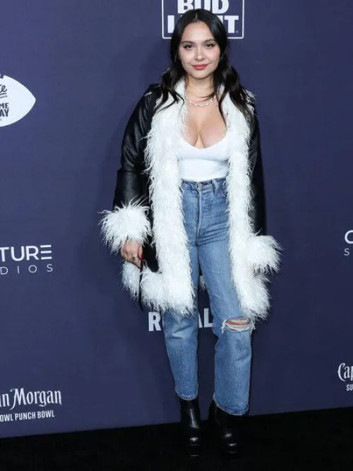 Thumbnail Stella Hudgens and Stylish Jeans | ironfist1982