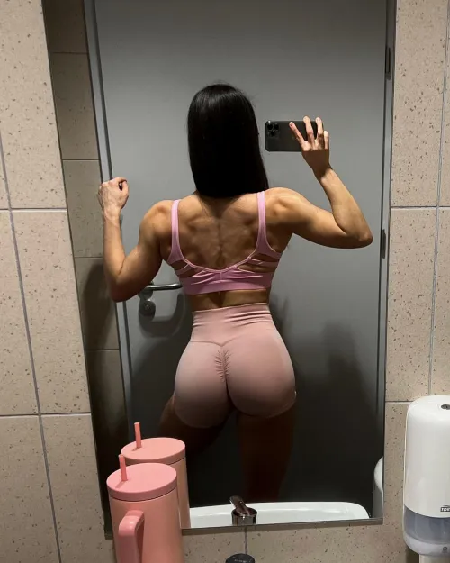 Thumbnail linasphysique_ Shines Light on a Shredded Back in Fitgirls