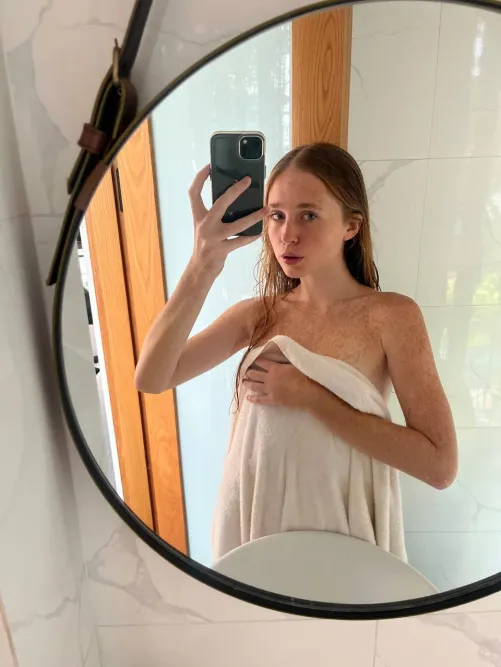 Thumbnail Post-Shower Glam - A Captivating Mirror Selfie Moment