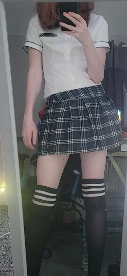 Thumbnail Oworexy Stylishly Returns with a Skirt in the femboy Scene