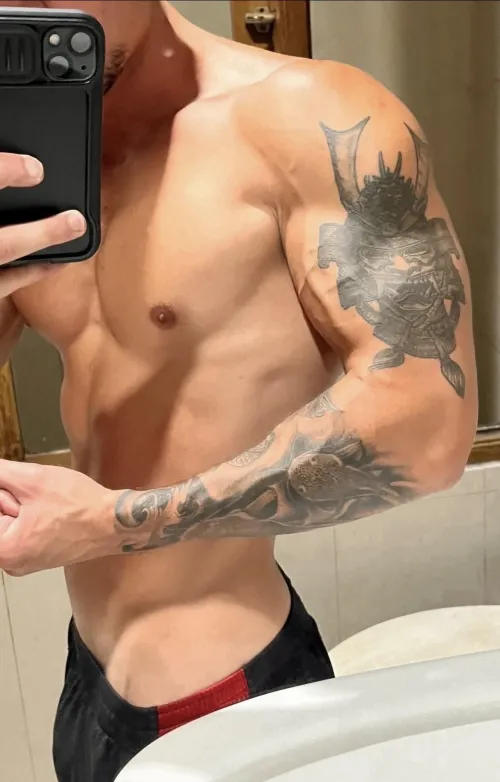 Thumbnail TheeGuyDerek Flaunts Tattoos on the Arms: A HotGuysWithTattoos Highlight