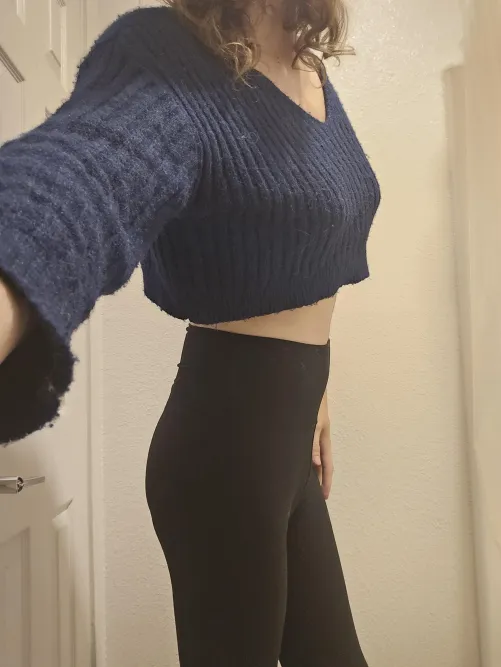 Thumbnail Stylish Vibes: Crop Tops and Yoga Pants Magic | girlysamantha18