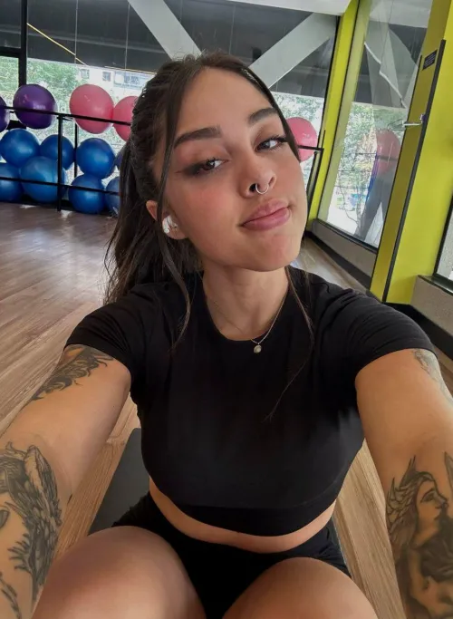 Thumbnail BellaFits' Cute Gym Look: Sweaty Yet Stylish in Croptopgirls