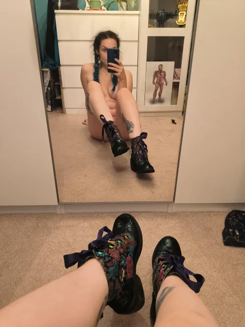 Thumbnail AlluringAprilx Stomps Stylishly in New Boots | AmateurBrits