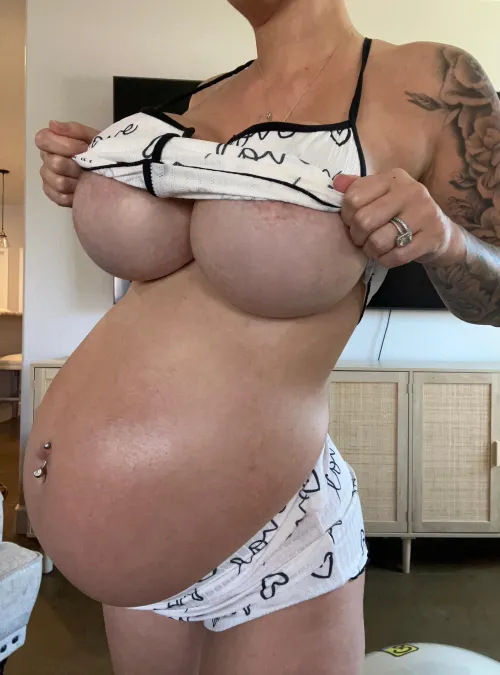 Thumbnail Embracing Pregnancy: Exploring Pregnant Selfies with roxyrosexo