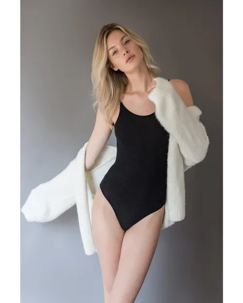 Thumbnail Simple in Black: Classic Leotard Style