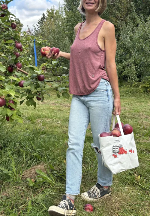 Thumbnail Fun Twist to Apple Picking: ExoticArches Goes Braless