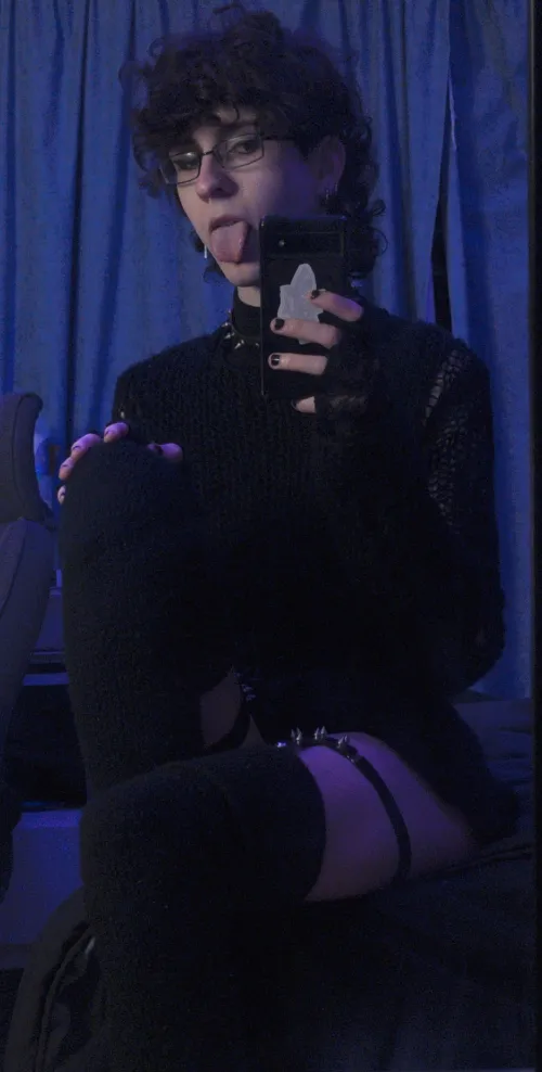 Thumbnail Dr_Homicide_ Embraces Gothic Style with Spikey Thighs Vibe