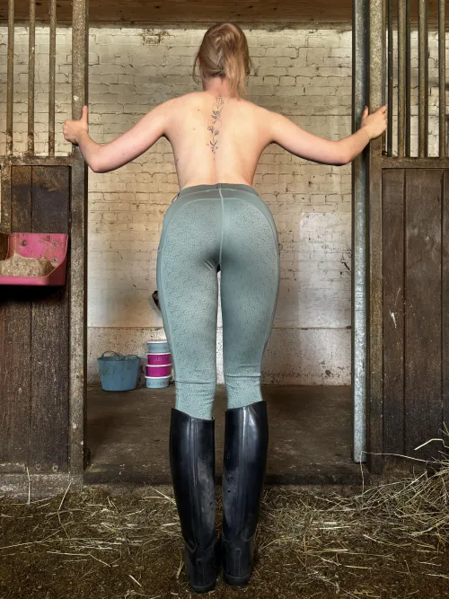 Thumbnail IndependentChannel48 Invites You to Enter the Barn in Style in SexyGirlsInBoots