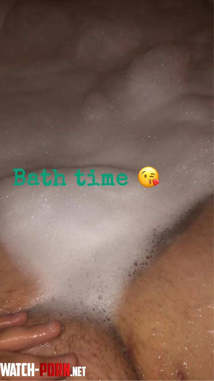 Bath time live sexting hmu  by Sexxymammi