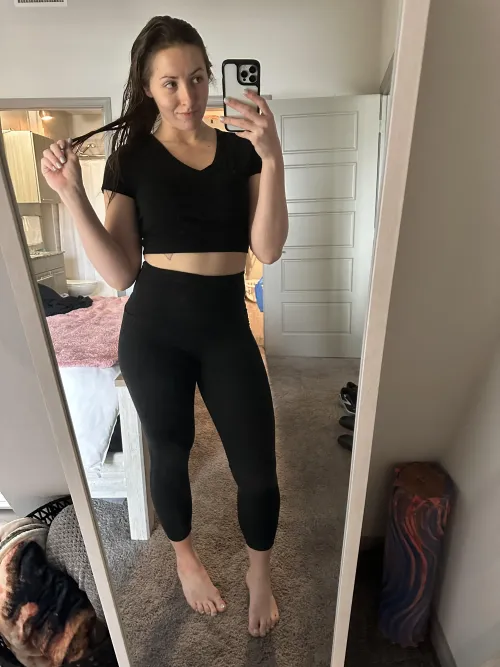 Thumbnail Stunning Look in Yoga Pants - YogaPants by cumwcourt