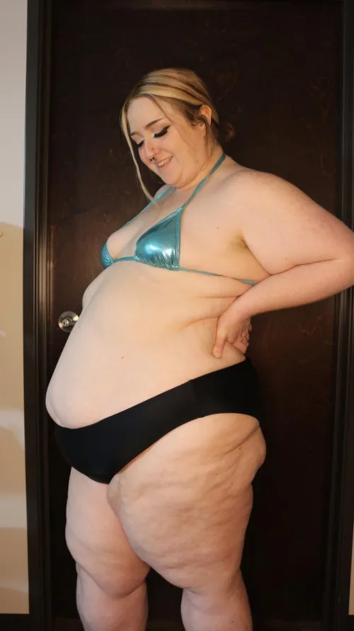 Thumbnail Celebrating Curves: pale420ssbbw and Her Big Belly