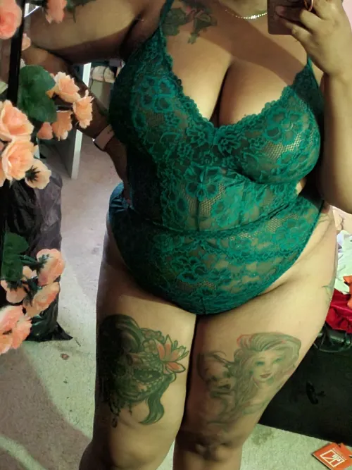 Thumbnail Elegant in Green: SirenessAura Shines in the BBW Community