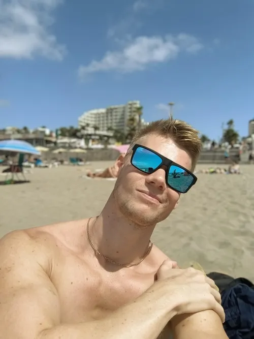 Thumbnail WorldAdventuresWA Invites Insights on Beach Days in gaybrosgonemild