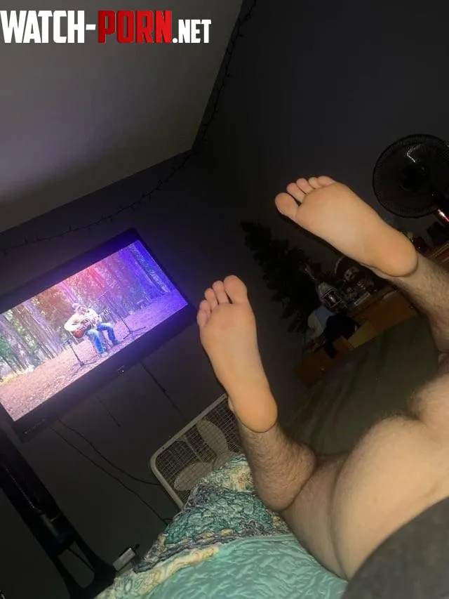 M18 who wants to spoil me and my feet Dm for more by Majestic_Hawk5801