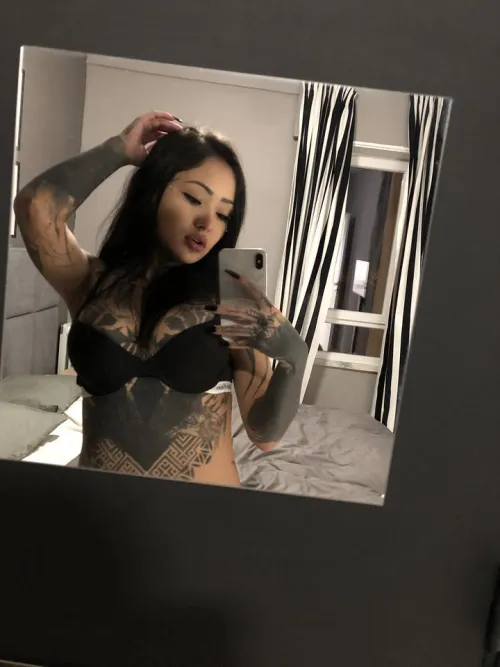 Thumbnail UniqueSierra Sways Imagination with Mirror Selfie Tease