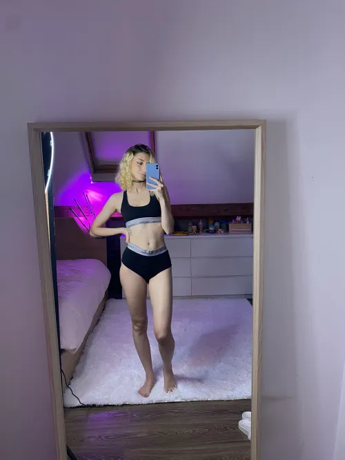 Thumbnail sianamour Teases What's to Come in Mirror Selfie