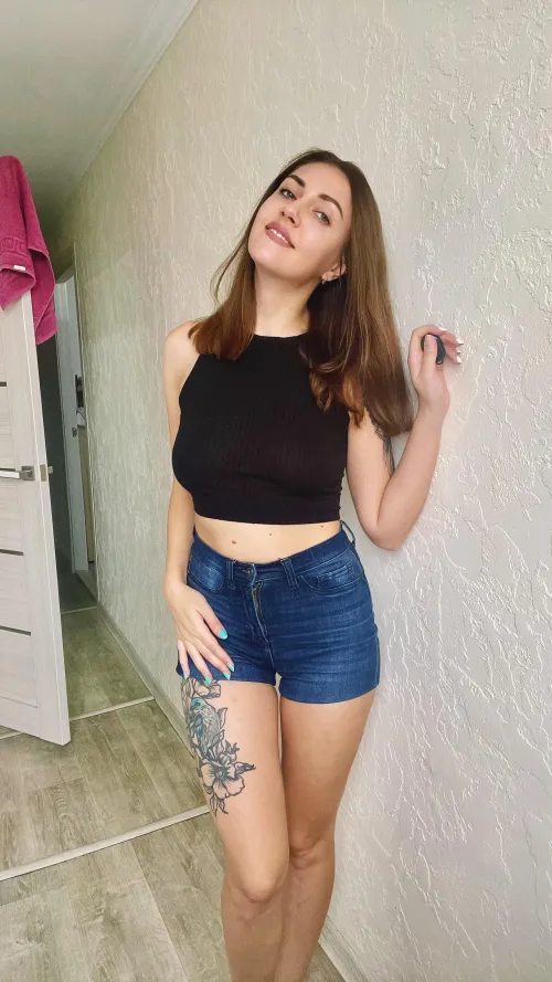 Thumbnail Black Top Seduction: megan_vikkk's Croptopgirls Allure