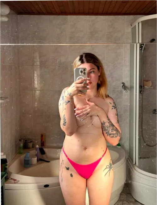 Thumbnail Linasworlds: Mirror Cleaning and Reflections in This Nude Selfie