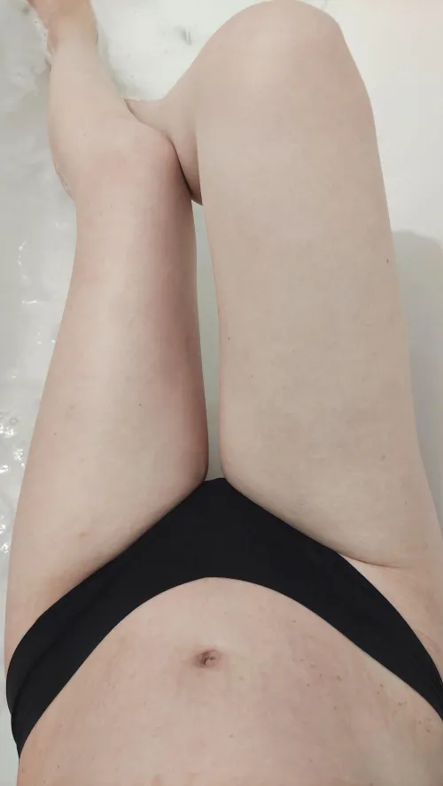 Thumbnail Leg Relaxation Help Needed: beauty_helen's Plea | GirlsShowering Category