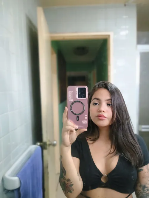 Thumbnail The Art of Mirror Selfies: Tips from imbarbiegirll