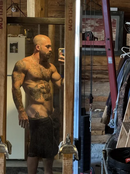 Thumbnail Post-Shower Secrets: A Glimpse into hotguyswithtattoos World