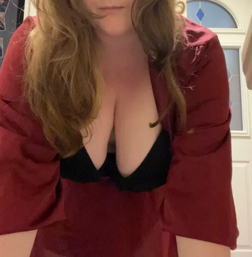 Thumbnail Just Leaning Over - Chatting with CurvyGirlNextDoor24