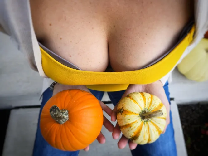 Thumbnail Staring at My Pumpkins - Intriguing Encounter with BriannaSnowOF