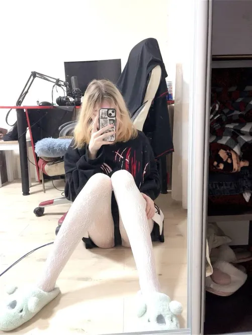 Thumbnail MirrorSelfie Strategy by lonelyruna: Wanna be your online girlfriend tonight