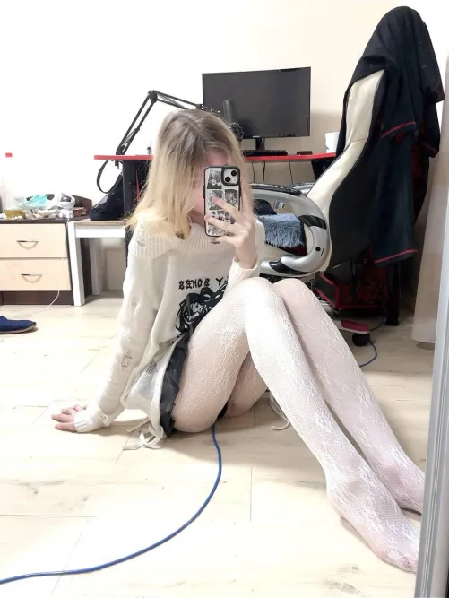 Thumbnail lonelyruna's Personal MirrorSelfie Moment