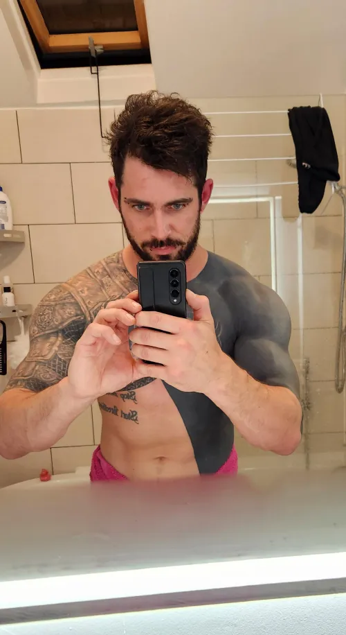 Thumbnail Badly Lit Abs & a Rubber Duck: Hot Guys with Tattoos Unveiled