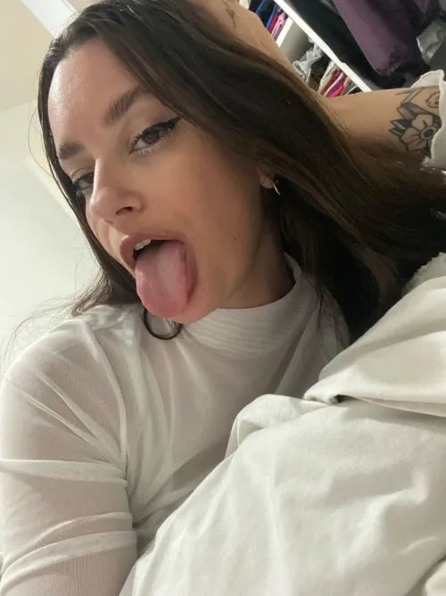 Thumbnail Experience w_queen's Flirtatious Tongue on OnlyFans101