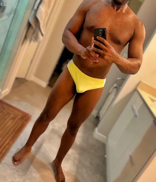 Thumbnail TPA2SAV's Sensational Swimwear at 35: Revealing Bulges