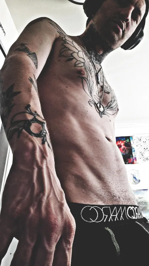 Thumbnail Captivating Silence: Discover the World of hotguyswithtattoos | deadpoetdaddy