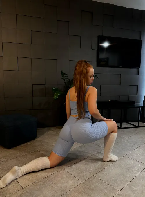 Thumbnail prettyjasmineee Seeks a Stretching Experience with Socks