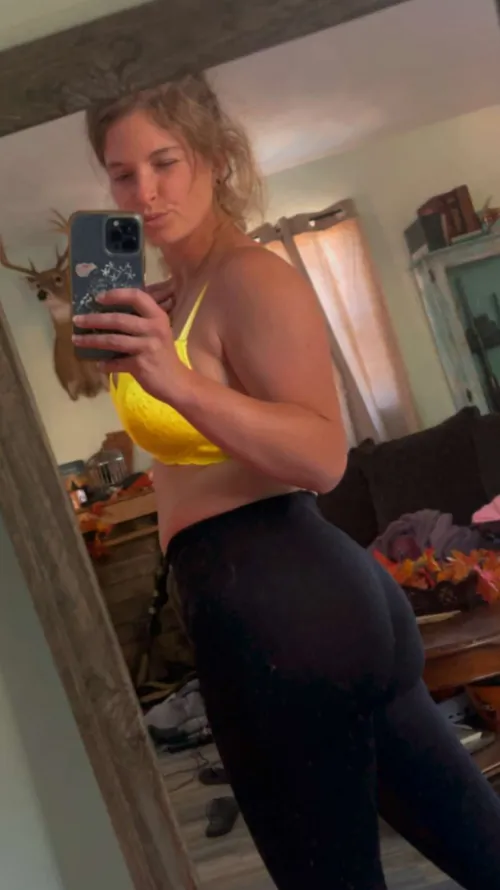 Thumbnail Peachy Perfection: Embracing Yoga Pants | NautiCahos256