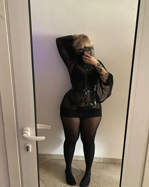 Thumbnail Curves Galore: Chartreuxx_ Embraces MirrorSelfie Beauty