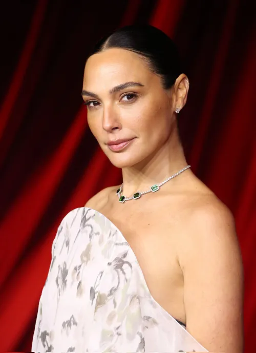 Thumbnail Gal Gadot's Radiant Beauty: A Gentlemanboners Masterpiece