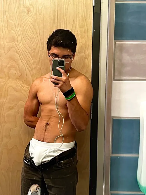 Thumbnail Age and Love: 18-Year-Old's Attraction to Bulges