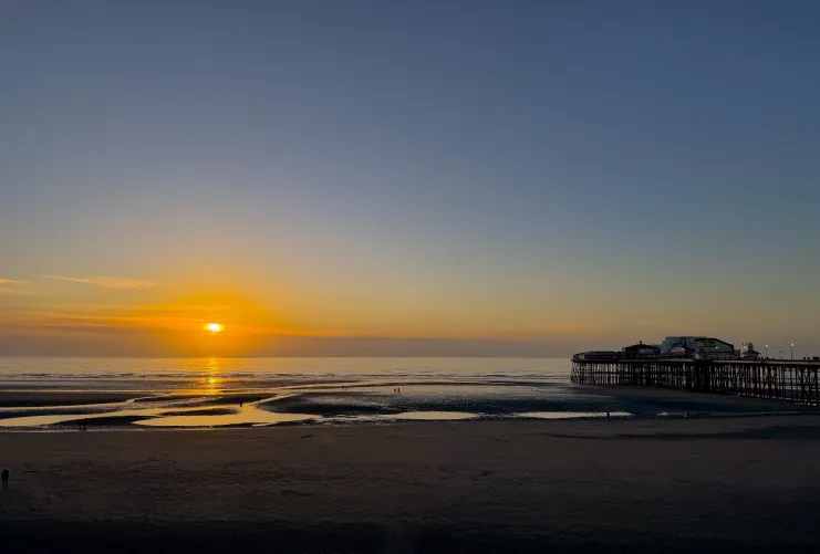 Thumbnail Blackpool's Sunset Charm: Mmmmfood69's Serene Post in beach